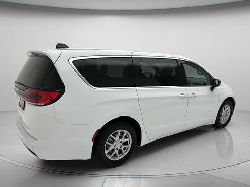 Used 2025 Chrysler Pacifica Select FWD image 5