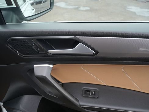 Used 2022 Volkswagen Tiguan SE w/ Panoramic Sunroof Package image 19