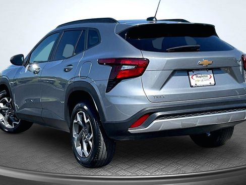 Used 2025 Chevrolet Trax LT FWD image 14
