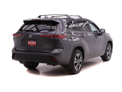 Used 2022 Toyota Highlander XLE image 2