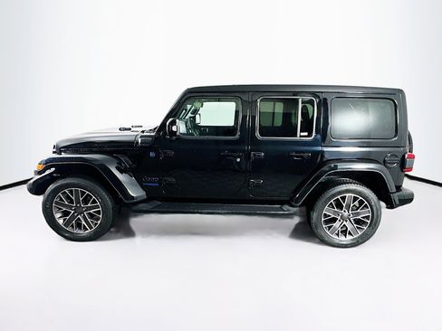 Used 2022 Jeep Wrangler Unlimited Sahara image 4