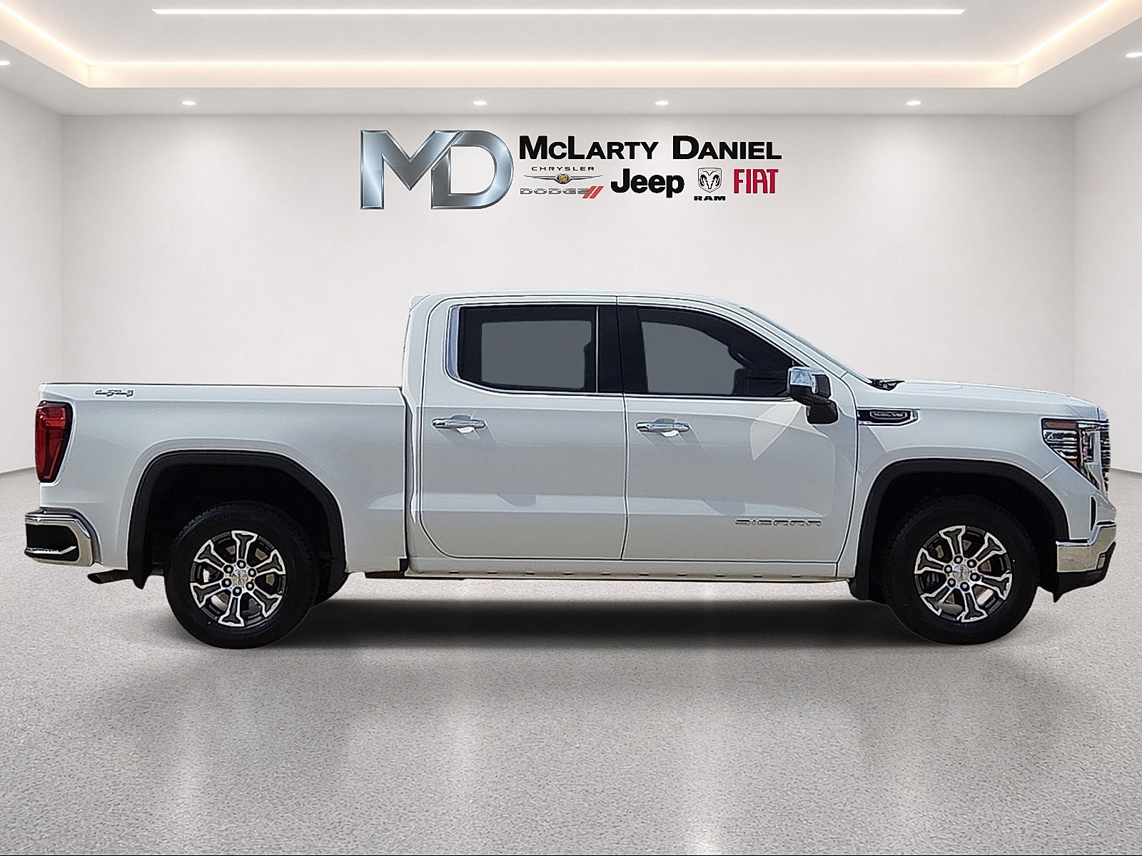 Used 2025 GMC Sierra 1500 SLT AWD/4WD image 6