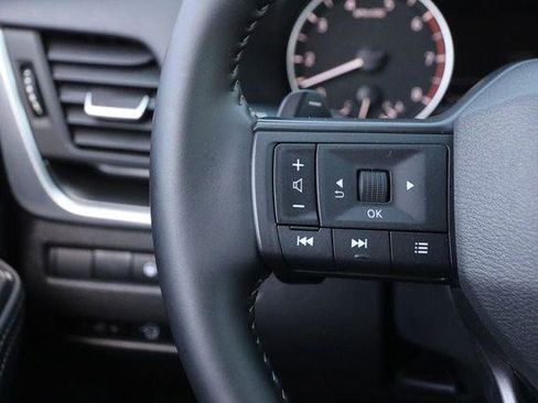 Used 2025 Nissan Rogue SV image 12