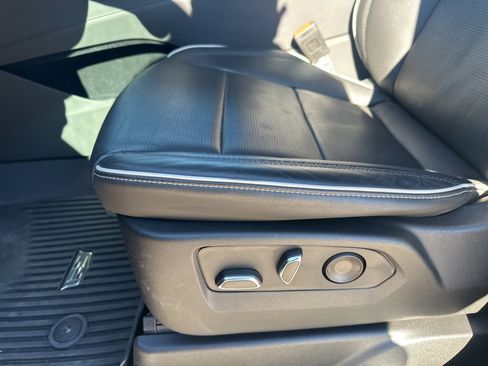 Used 2023 Cadillac Escalade ESV Premium Luxury image 17