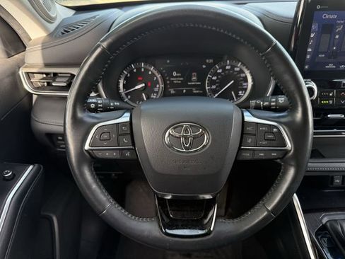 Used 2021 Toyota Highlander Limited image 14