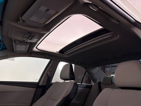 Used 2016 Toyota Camry SE w/ Moonroof Package image 2