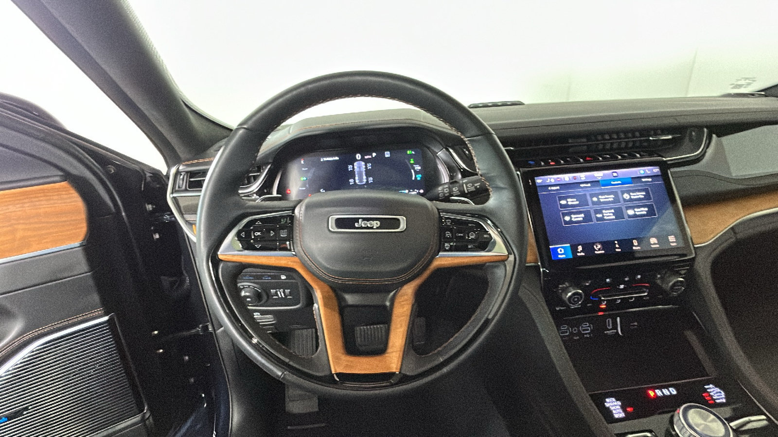 Used 2022 Jeep Grand Cherokee Summit AWD/4WD image 18