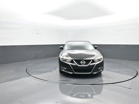 Used 2018 Nissan Maxima Platinum image 2