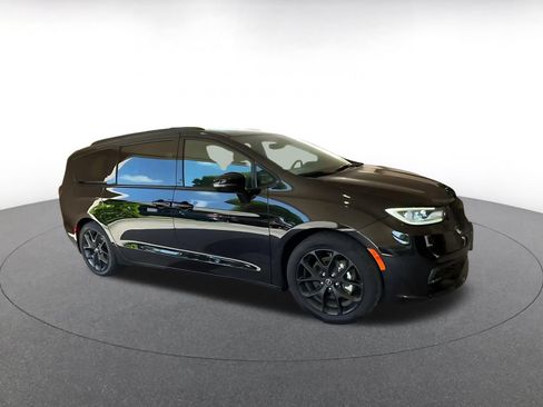 Used 2025 Chrysler Pacifica Limited FWD image 2