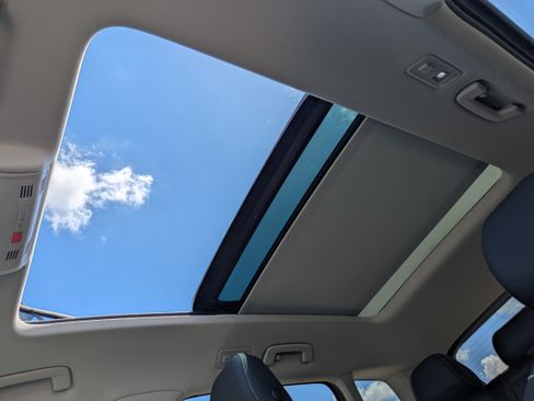 Used 2024 Volkswagen Taos SE w/ Panoramic Sunroof Package FWD image 21