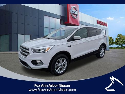 Used 2017 Ford Escape SE FWD image 1