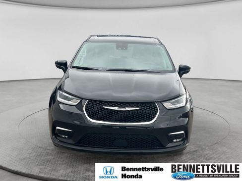 Used 2023 Chrysler Pacifica Touring-L FWD image 2
