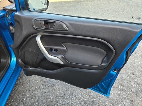 Used 2013 Ford Fiesta SE image 35
