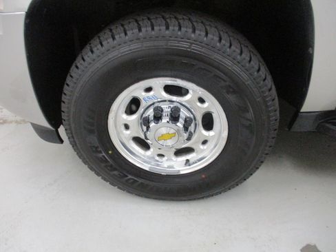 Used 2007 Chevrolet Suburban 2500 LT w/ LT Preferred Equipment Group AWD/4WD image 4