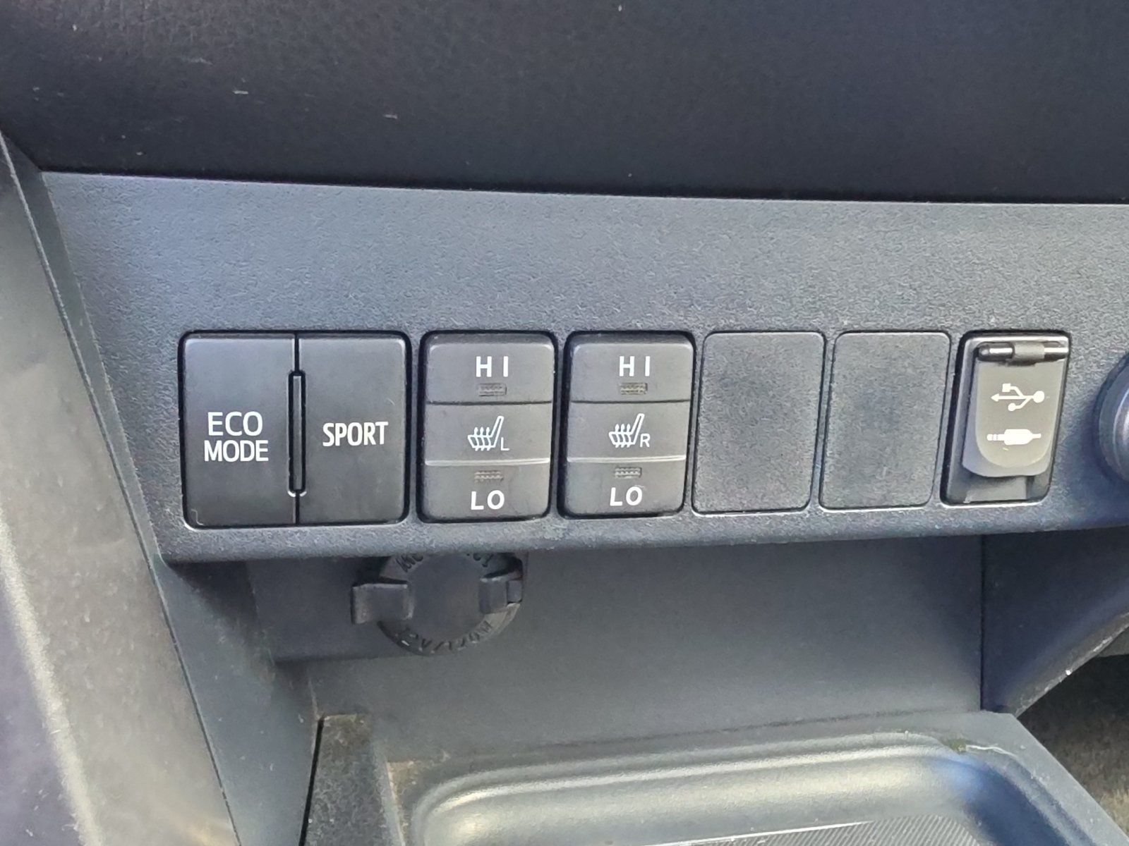 Used 2016 Toyota RAV4 SE w/ Advanced Technology Package AWD/4WD image 19