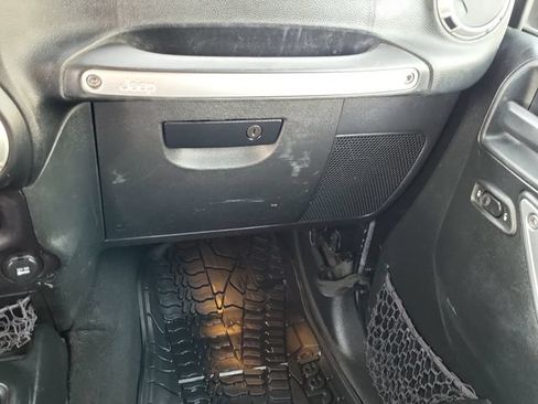 Used 2018 Jeep Wrangler Unlimited Rubicon w/ Connectivity Group AWD/4WD image 27