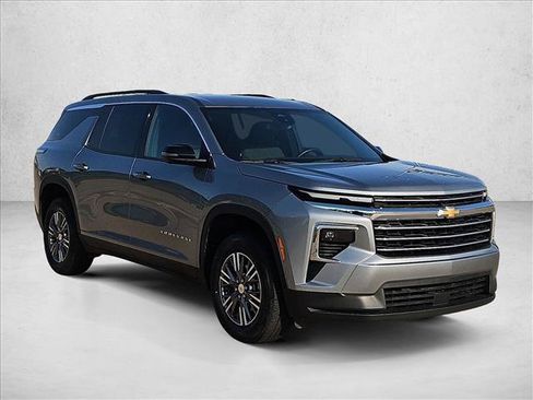 Used 2024 Chevrolet Traverse LT FWD image 3
