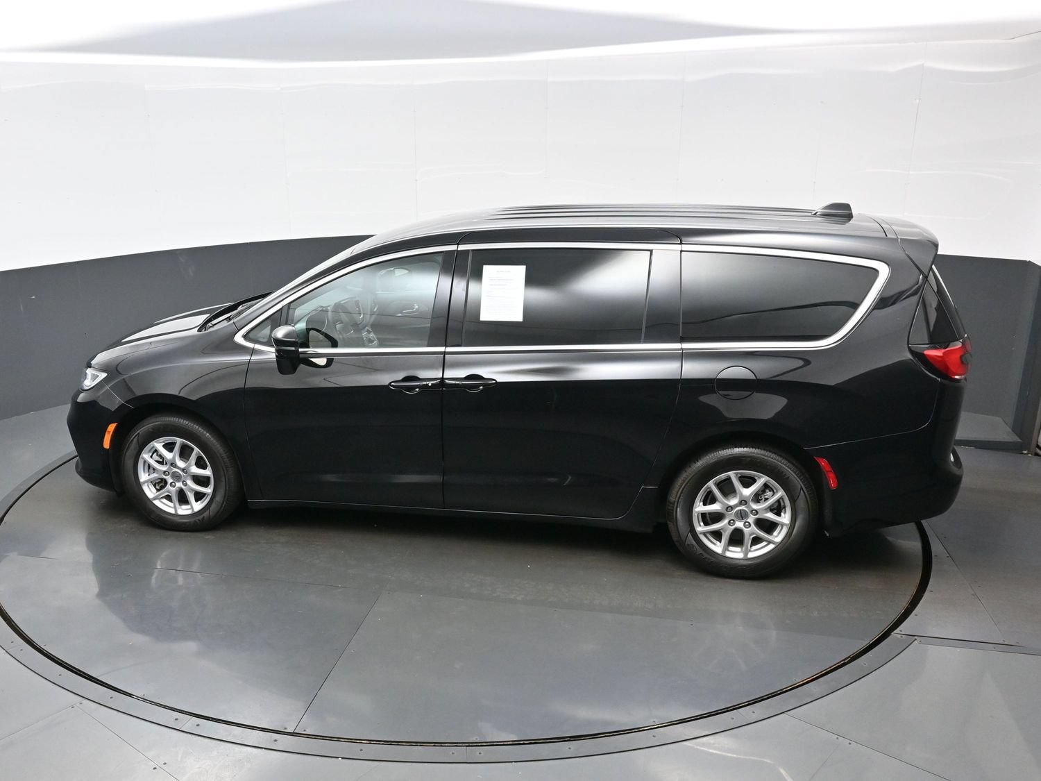 Used 2024 Chrysler Pacifica Touring FWD image 38