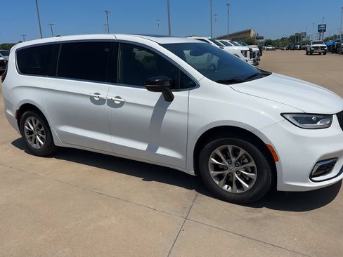 Used 2026 Chrysler Pacifica Limited FWD image 3