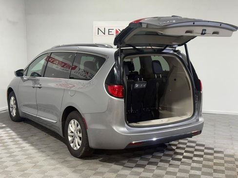 Used 2018 Chrysler Pacifica Touring-L w/ Premium Audio Group FWD image 11