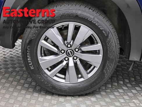 Used 2025 Nissan Pathfinder SV FWD image 31