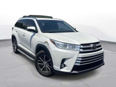 Used 2019 Toyota Highlander XLE FWD image 4