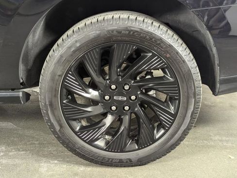 Used 2025 Lincoln Navigator Reserve w/ Jet Appearance Package image 11