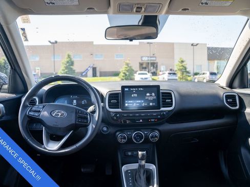 Used 2024 Hyundai Venue SEL image 16