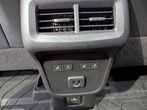 Used 2023 Chevrolet Equinox Premier AWD/4WD image 11