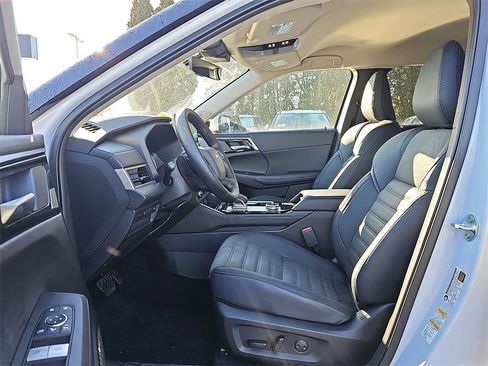 New 2026 Mitsubishi Outlander SE image 9