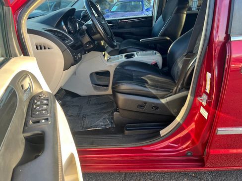 Used 2014 Chrysler Town & Country Touring-L image 21