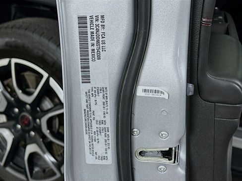 Used 2025 Jeep Compass Trailhawk AWD/4WD image 12