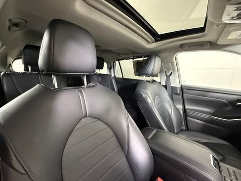 Used 2021 Toyota Highlander XLE AWD/4WD image 31