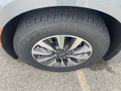 Used 2022 Chrysler Pacifica Touring-L FWD image 21