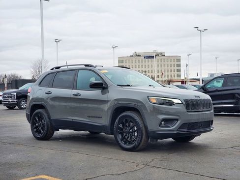 Used 2023 Jeep Cherokee Altitude Lux image 2