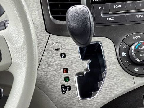 Used 2014 Toyota Sienna LE AWD/4WD image 32