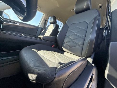 Used 2024 Volkswagen Atlas SE image 11