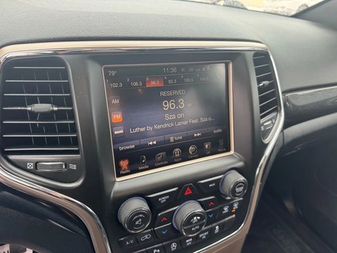 Used 2016 Jeep Grand Cherokee Laredo 75th Anniversary image 17