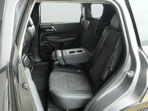 Used 2024 Mitsubishi Outlander AWD image 29