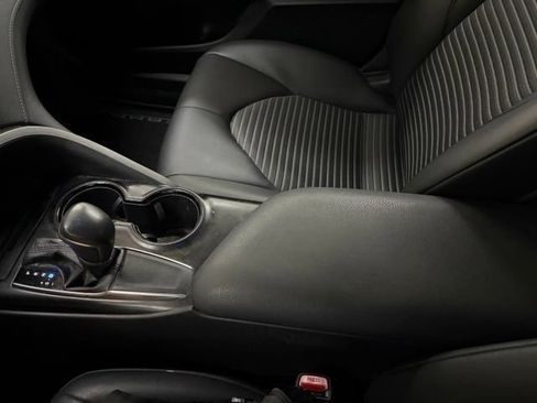 Used 2018 Toyota Camry SE w/ Moonroof Package FWD image 39