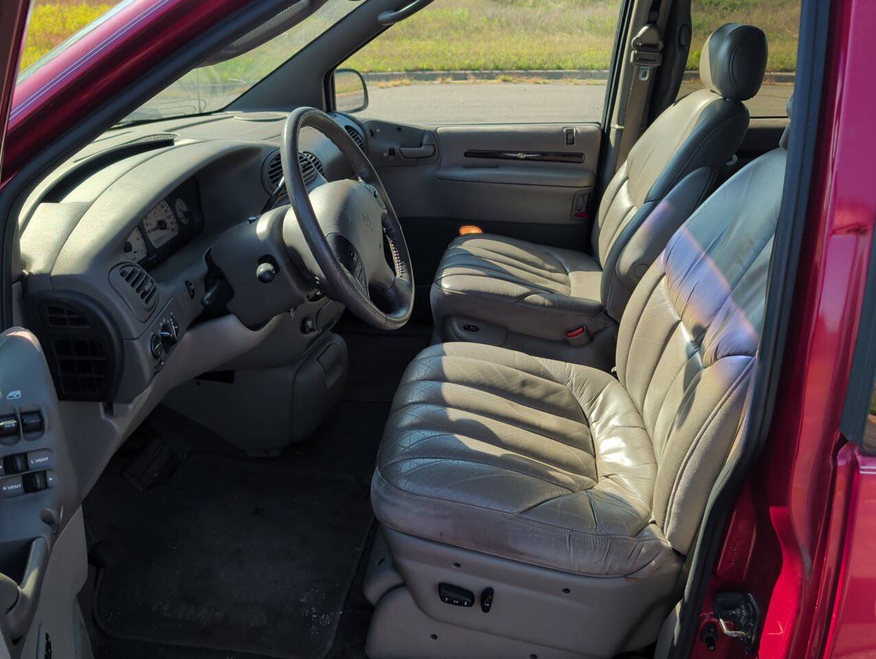 Used 1999 Chrysler Town & Country Limited FWD image 19
