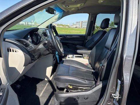 Used 2016 Chrysler Town & Country Touring w/ Driver Convenience Group image 14
