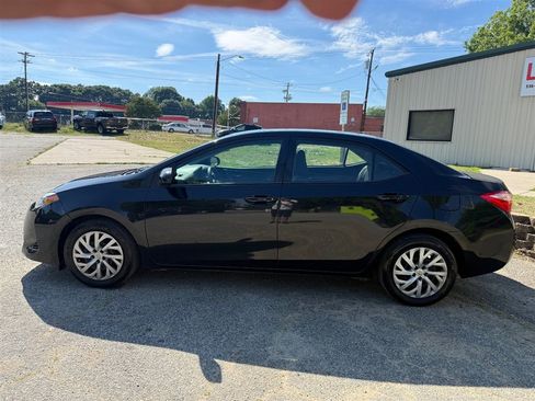 Used 2018 Toyota Corolla LE FWD image 2