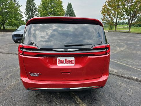 Used 2024 Chrysler Pacifica Touring-L FWD image 5