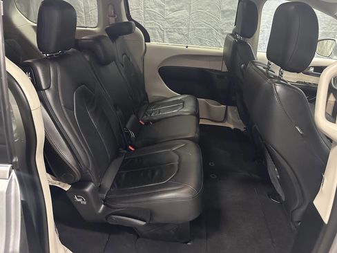 Used 2017 Chrysler Pacifica Touring-L image 8