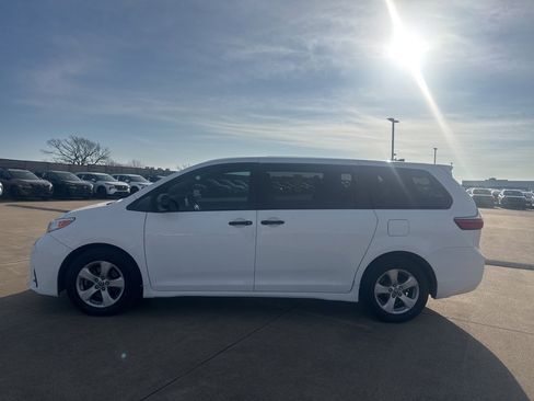 Used 2020 Toyota Sienna L image 10