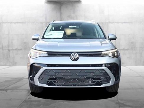 New 2025 Volkswagen Taos SE image 4