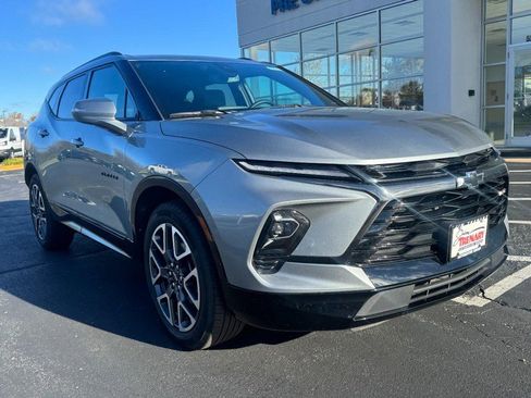 Used 2025 Chevrolet Blazer RS image 3