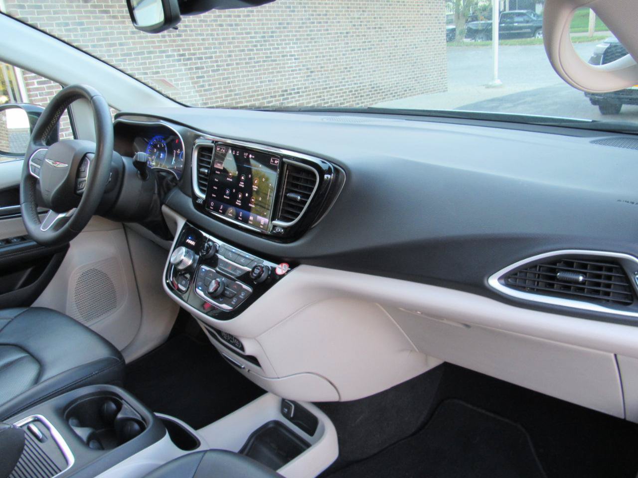 Used 2024 Chrysler Pacifica Touring-L FWD image 32