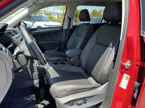 Certified 2023 Volkswagen Tiguan SE w/ Panoramic Sunroof Package FWD image 15